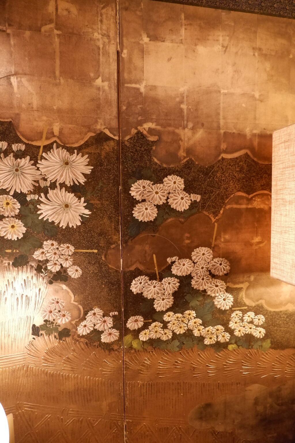 Large Japanese 6-leaf folding screen, Edo period. Oxidized silver leaf &amp; chrysanthemums in fine relief - Image 3