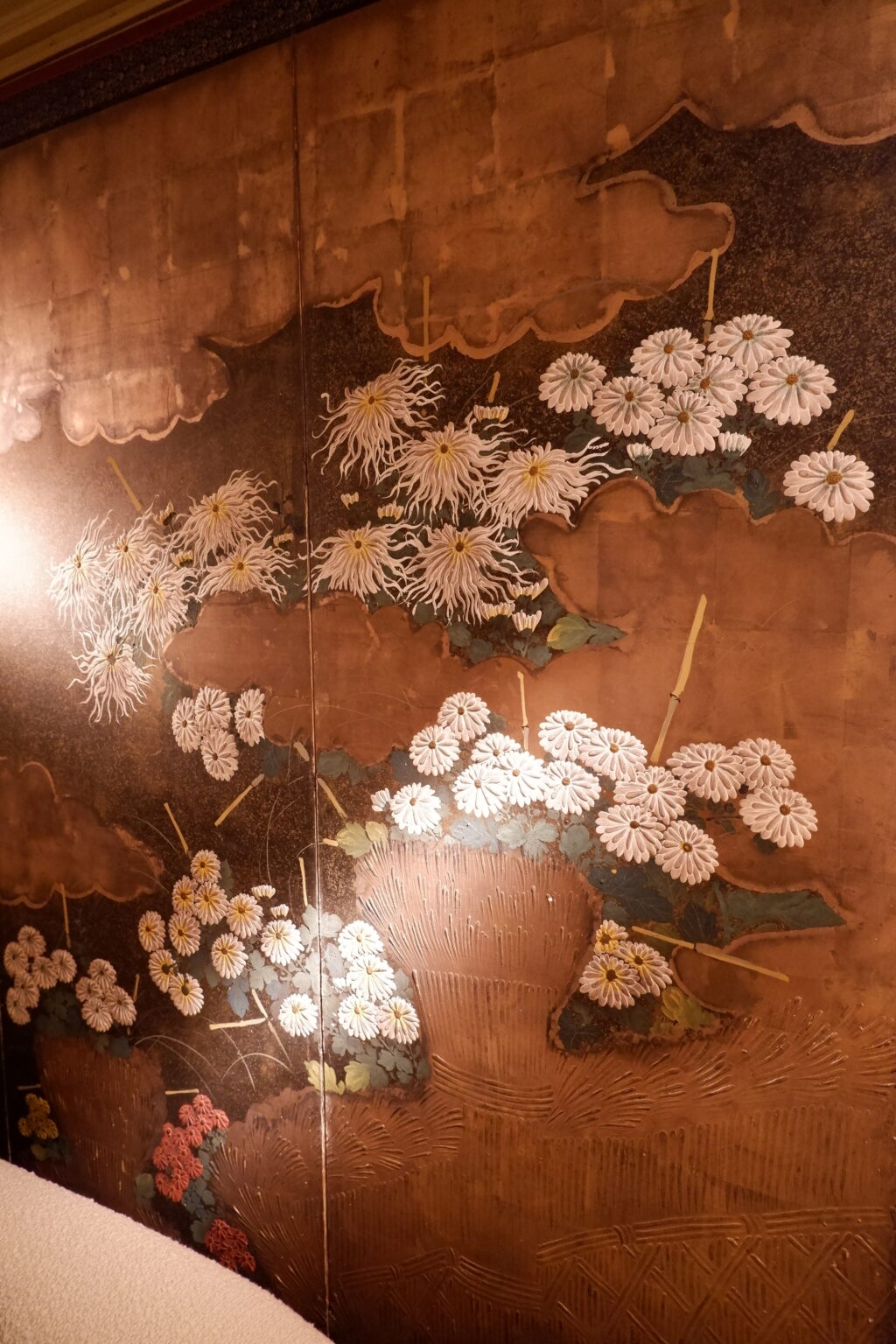 Large Japanese 6-leaf folding screen, Edo period. Oxidized silver leaf &amp; chrysanthemums in fine relief