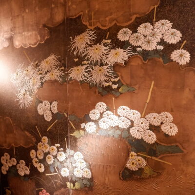 Grand paravent Japonais à 6 feuilles, période Edo. Feuille d’argent oxydé & chrysanthèmes en relief fin