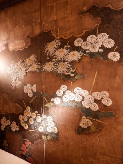Grand paravent Japonais à 6 feuilles, période Edo. Feuille d’argent oxydé & chrysanthèmes en relief fin