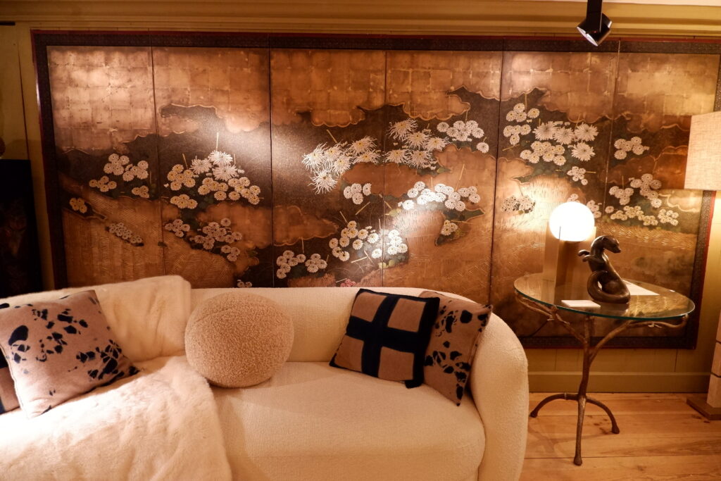 Large Japanese 6-leaf folding screen, Edo period. Oxidized silver leaf &amp; chrysanthemums in fine relief - Image 2