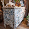 Commode droite 3 tiroirs ornée d'un décor peint bleu sur blanc - XXe – Image 3