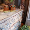 Commode droite 3 tiroirs ornée d'un décor peint bleu sur blanc - XXe – Image 7