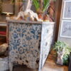 Commode droite 3 tiroirs ornée d'un décor peint bleu sur blanc - XXe – Image 6
