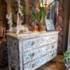 Commode droite 3 tiroirs ornée d'un décor peint bleu sur blanc - XXe