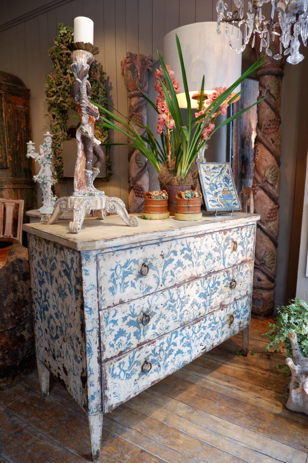 3-drawer chest of drawers with blue-on-white painted decoration - 20th century