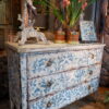 Commode droite 3 tiroirs ornée d'un décor peint bleu sur blanc - XXe – Image 2