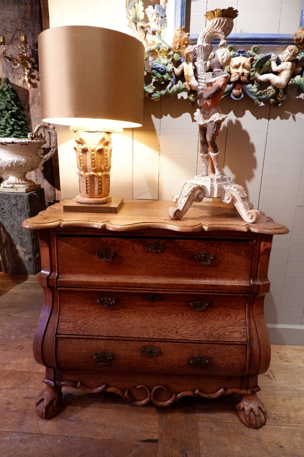 Petite commode bombée en chêne pieds griffes d'oiseaux -milieu XIXe