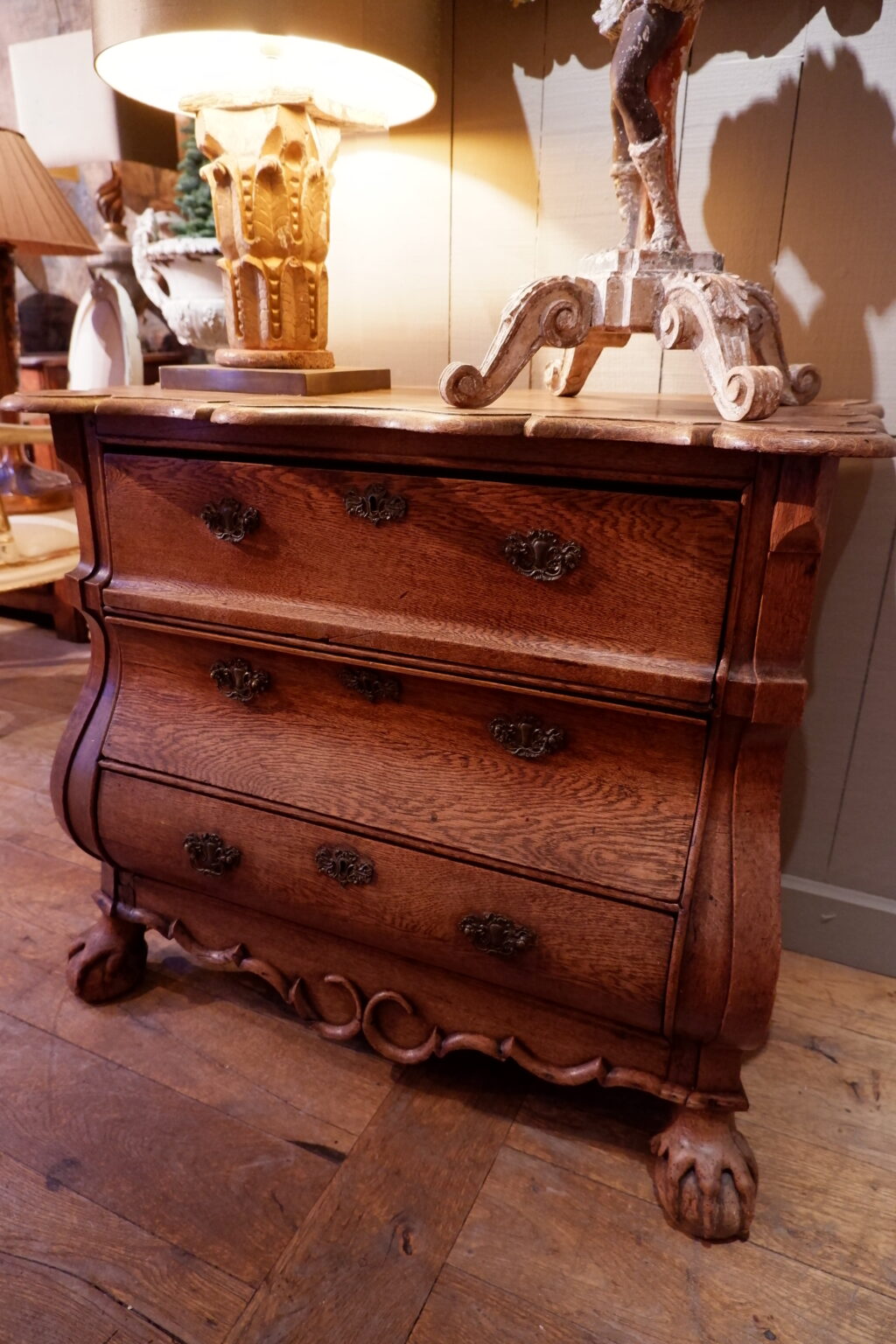 Petite commode bombée en chêne pieds griffes d'oiseaux -milieu XIXe – Image 4