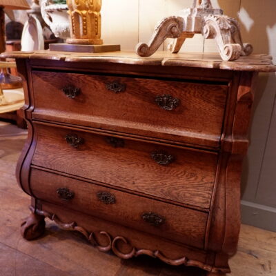 Small curved chest of drawers in oak with bird's feet -mid 19th century