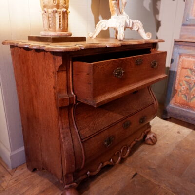 Small curved chest of drawers in oak with bird's feet -mid 19th century