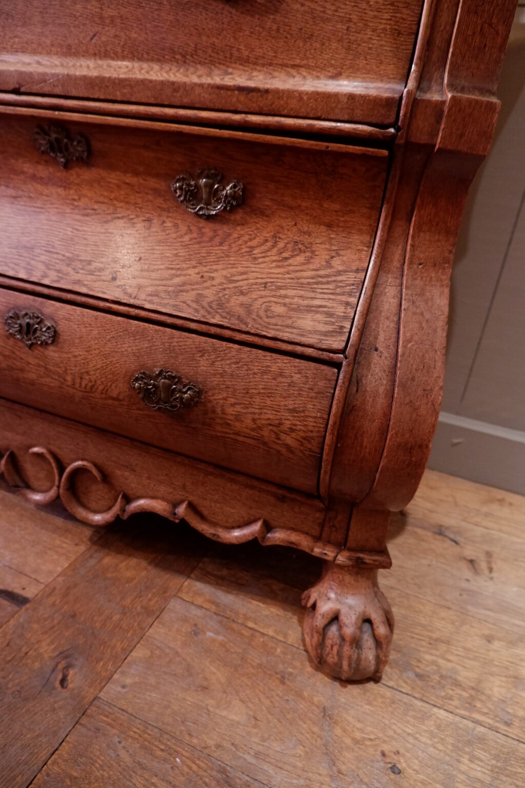 Petite commode bombée en chêne pieds griffes d'oiseaux -milieu XIXe – Image 6