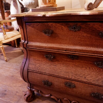 Small curved chest of drawers in oak with bird's feet -mid 19th century