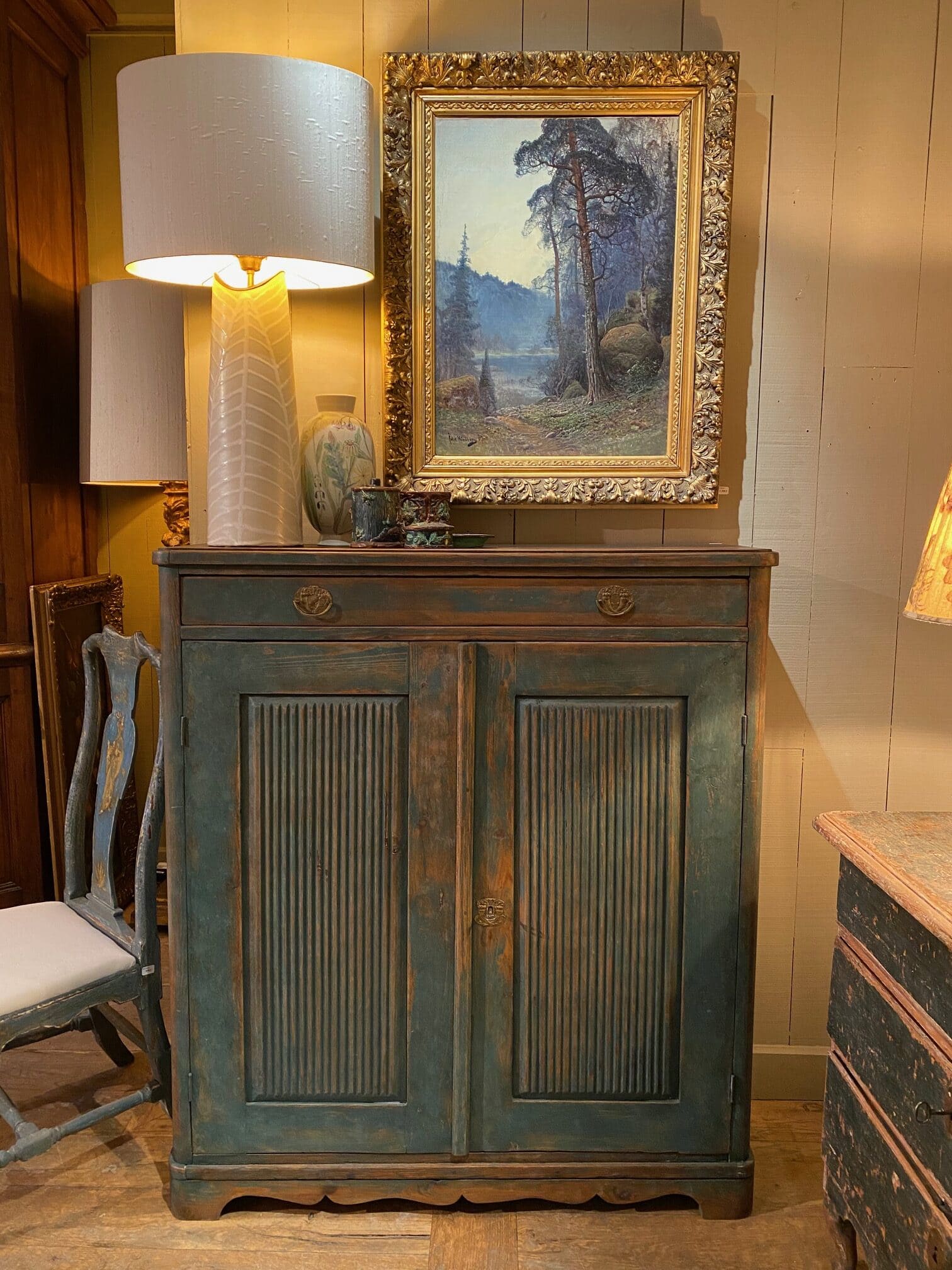 Buffet 2 portes suédois décor godronné patine bleue ca.1800