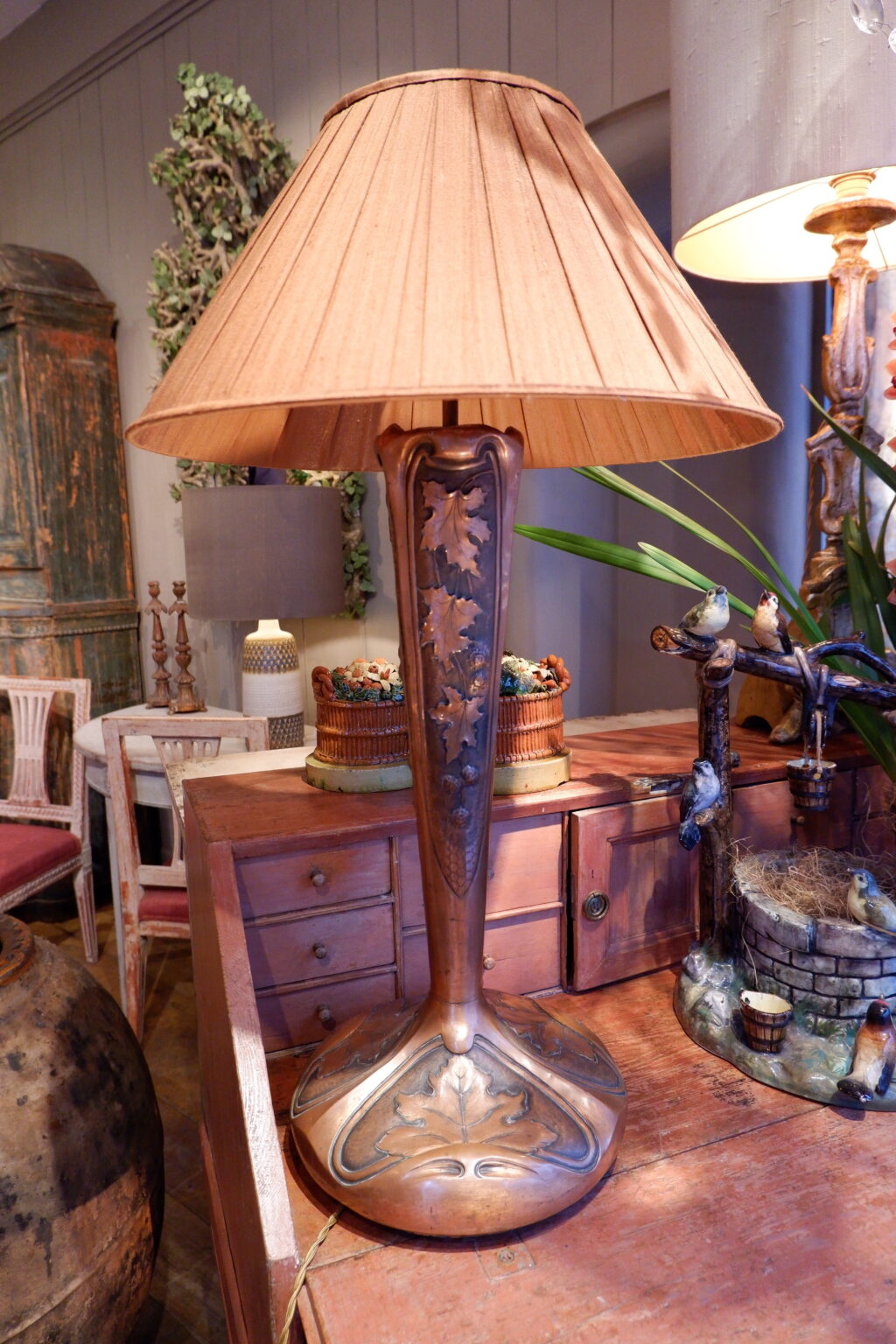 Large Art Nouveau copper vase lamp + Shades in pleated copper silk