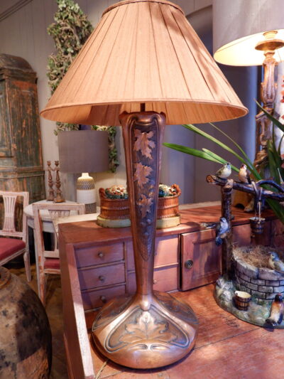 Grande lampe vase en cuivre Art Nouveau  + AJ en soie plissée cuivre