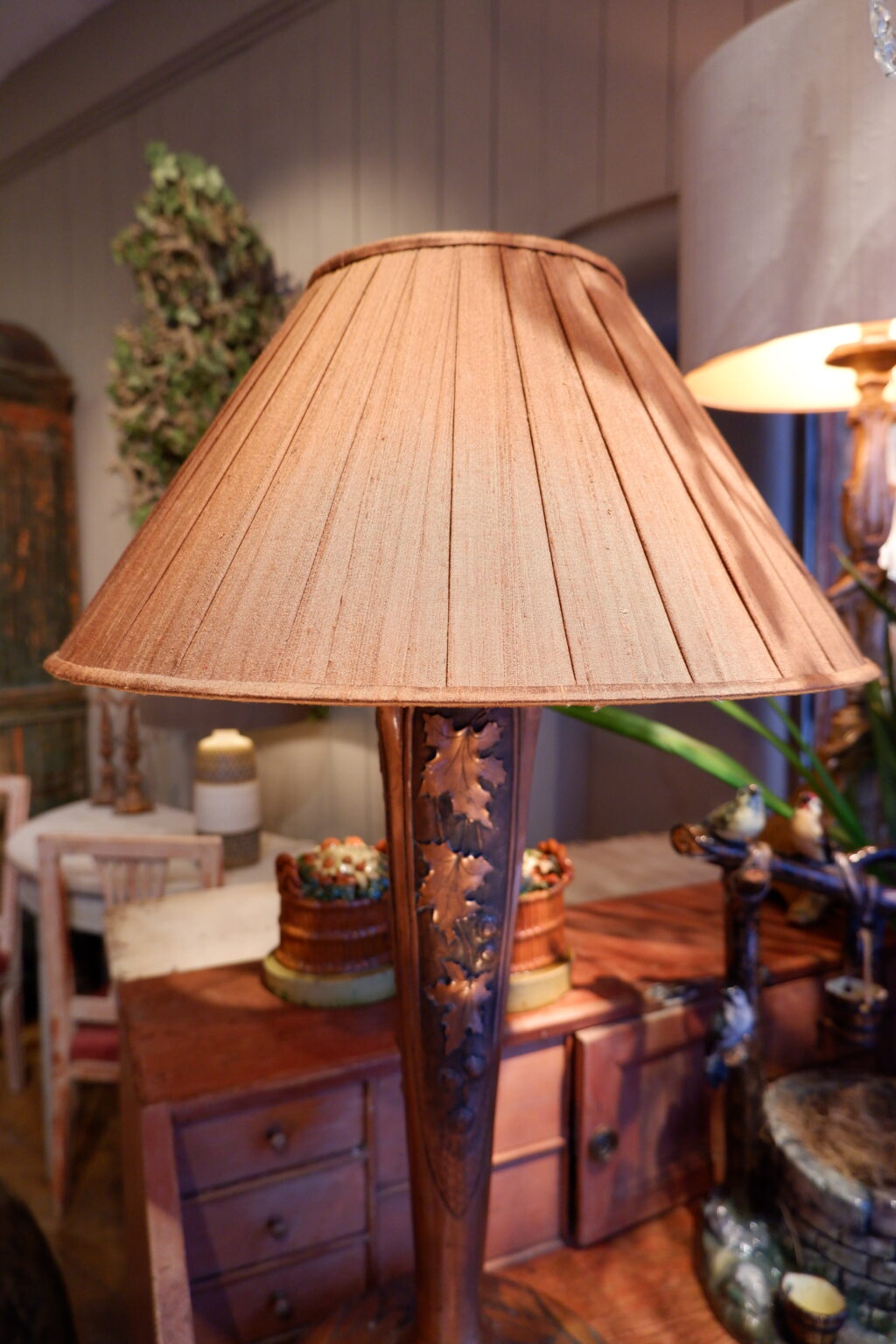 Large Art Nouveau copper vase lamp + Shades in copper pleated silk - Image 2