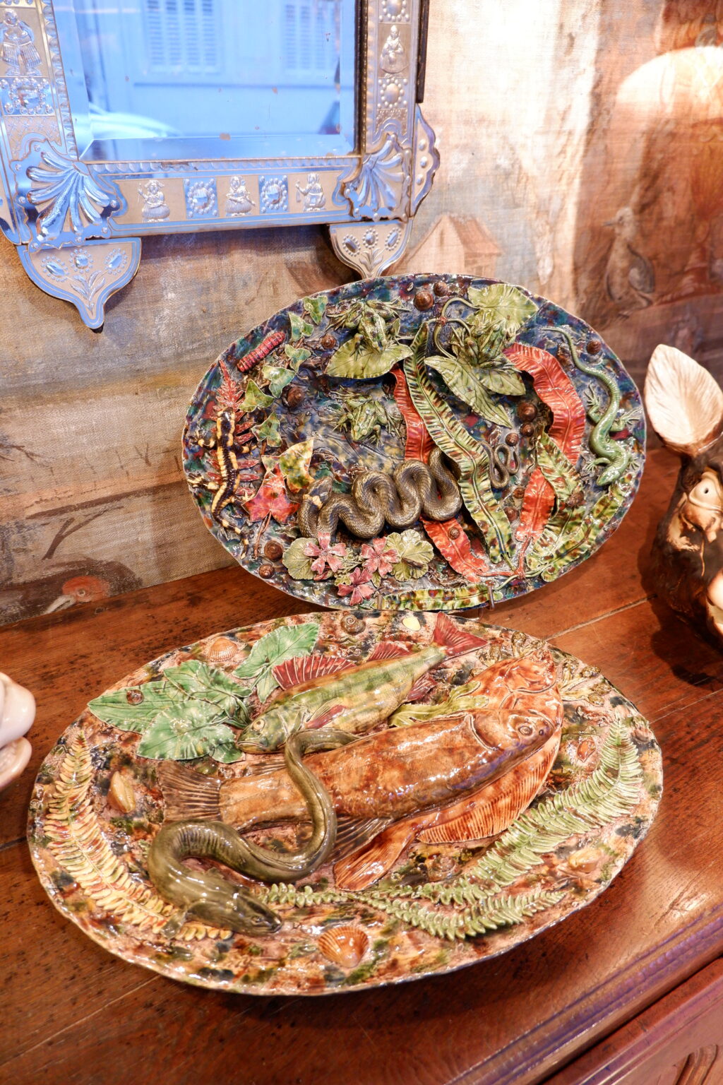 Grand plat en barbotine polychrome figurant poissons, couleuvres insectes -fin XIXe par les suiveurs de Palissy – Image 9