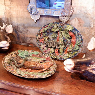 Grands plats en barbotine polychrome figurant poissons, couleuvres insectes & fleurs -fin XIXe par les suiveurs de Palissy