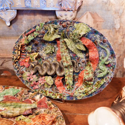 Grands plats en barbotine polychrome figurant poissons, couleuvres insectes & fleurs -fin XIXe par les suiveurs de Palissy