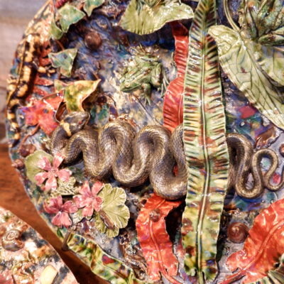 Grands plats en barbotine polychrome figurant poissons, couleuvres insectes & fleurs -fin XIXe par les suiveurs de Palissy