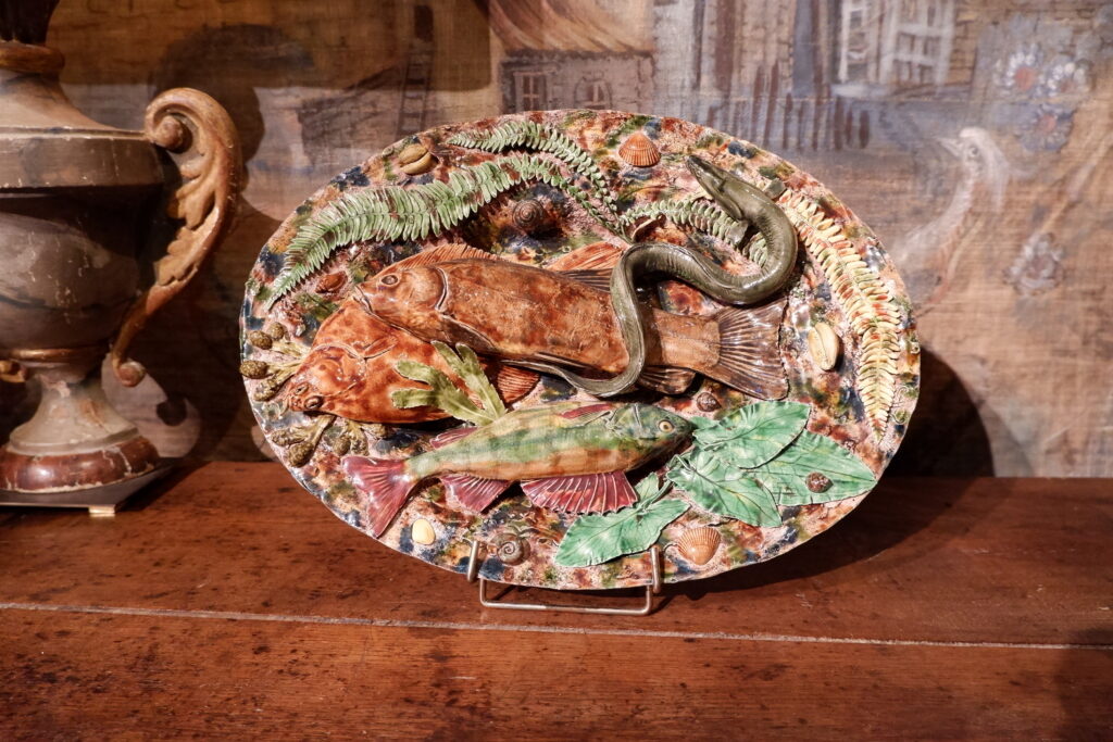 Grand plat en barbotine polychrome figurant poissons, couleuvres insectes -fin XIXe par les suiveurs de Palissy – Image 8