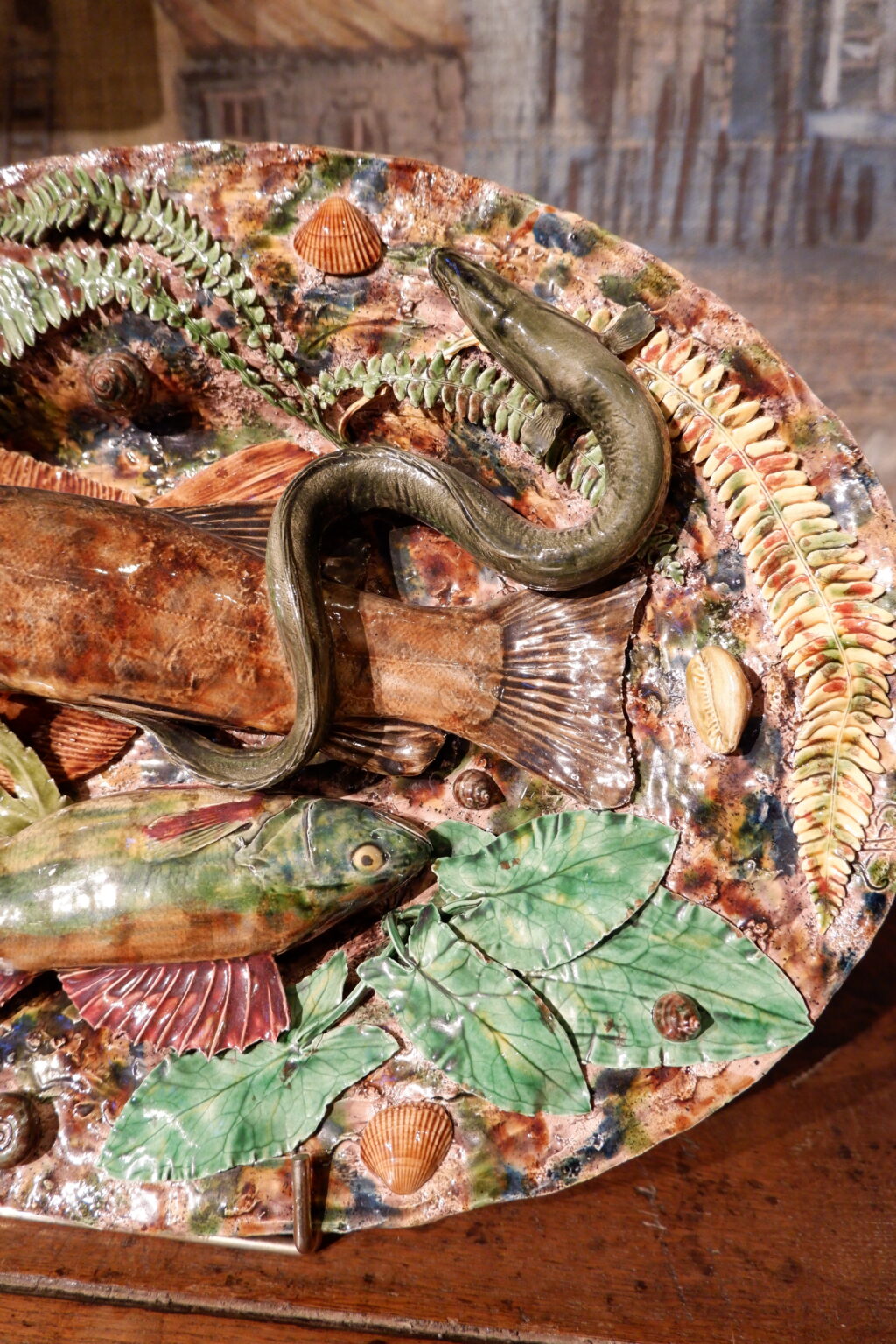 Grand plat en barbotine polychrome figurant poissons, couleuvres insectes -fin XIXe par les suiveurs de Palissy – Image 3