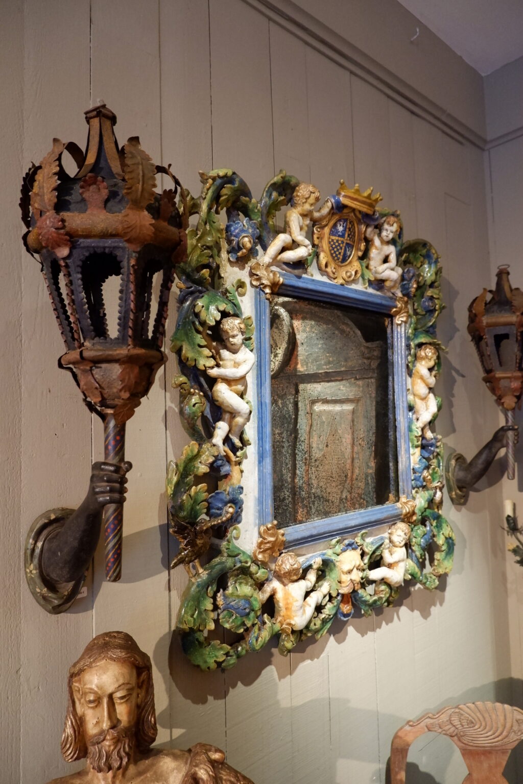Paire de bras de lumière Vénitiens- bois sculpté & lanternes en tôle polychrome fin XVIIIe – Image 2