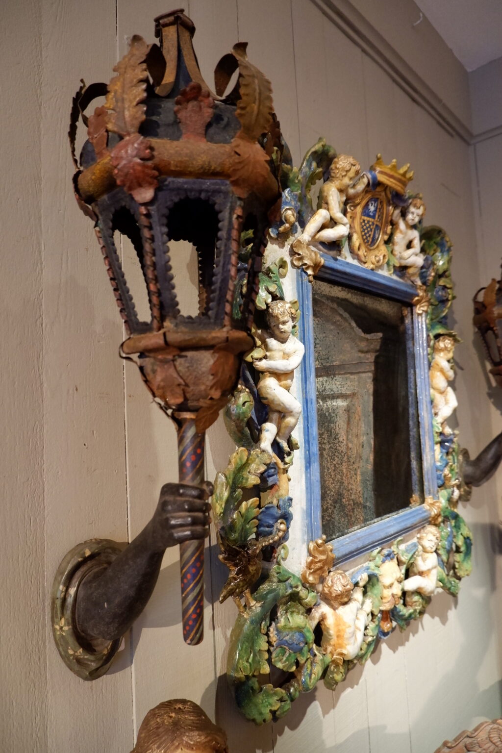 Paire de bras de lumière Vénitiens- bois sculpté & lanternes en tôle polychrome fin XVIIIe