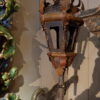 Paire de bras de lumière Vénitiens- bois sculpté & lanternes en tôle polychrome fin XVIIIe – Image 3