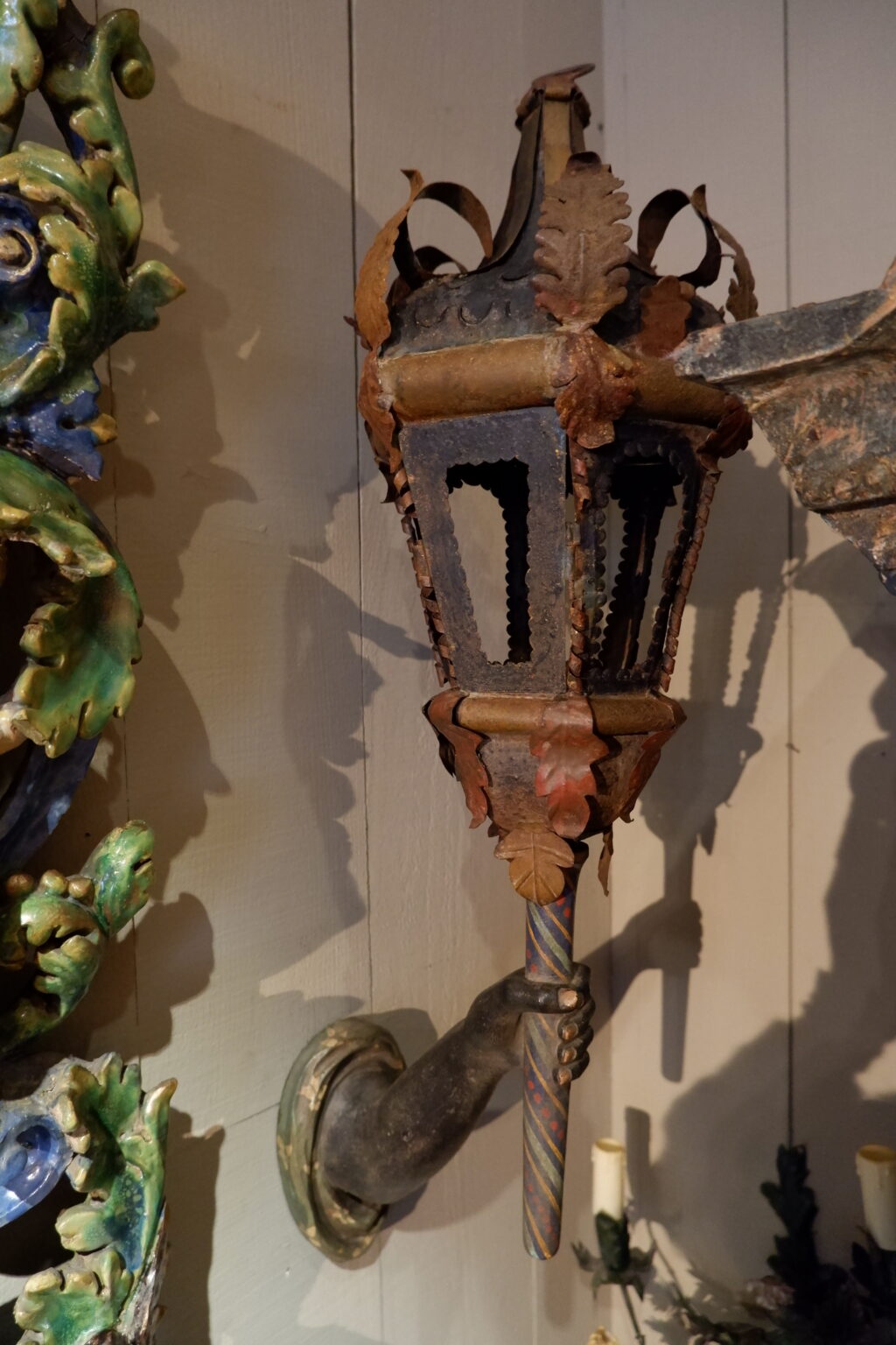 Paire de bras de lumière Vénitiens- bois sculpté & lanternes en tôle polychrome fin XVIIIe – Image 3