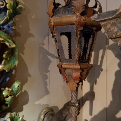 Paire de bras de lumière Vénitiens- bois sculpté & lanternes en tôle polychrome fin XVIIIe
