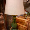 Paire de lampes balustres en céramique verte XIXe + abat-jour en lin naturel – Image 2