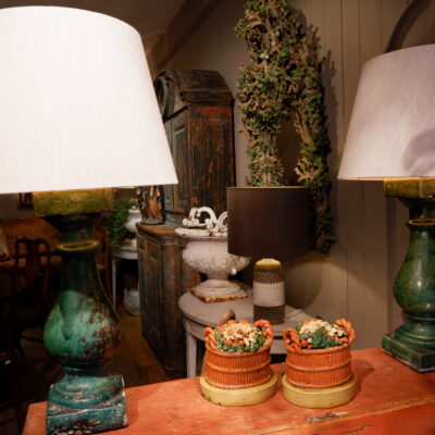 Paire de lampes balustres en céramique verte XIXe + abat-jour en lin naturel