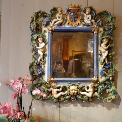Grand miroir orné de Putti et d’une couronne sur blason- en faïence vernissée polychrome – Italie XIXe