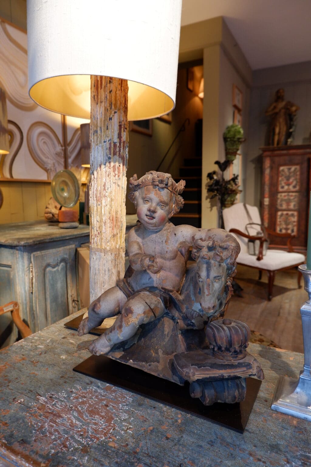 Amour à l'hippocampe, élément en bois sculpté et peint fine XVIIe – Image 3