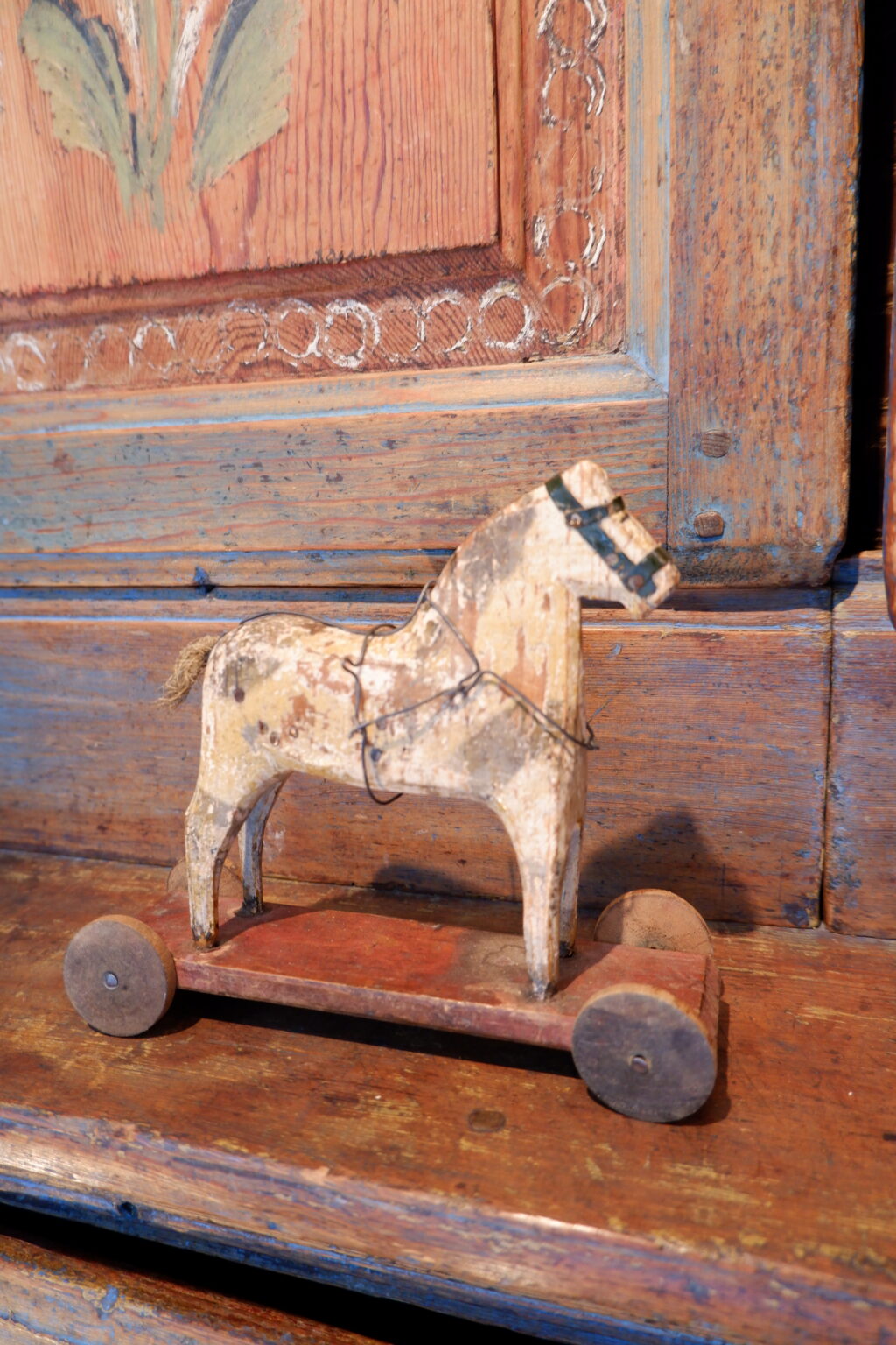 Petit cheval en bois sculpté & peint- Art populaire suédois XIXe