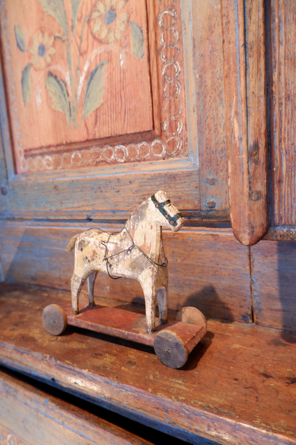Petit cheval en bois sculpté & peint- Art populaire suédois XIXe – Image 2