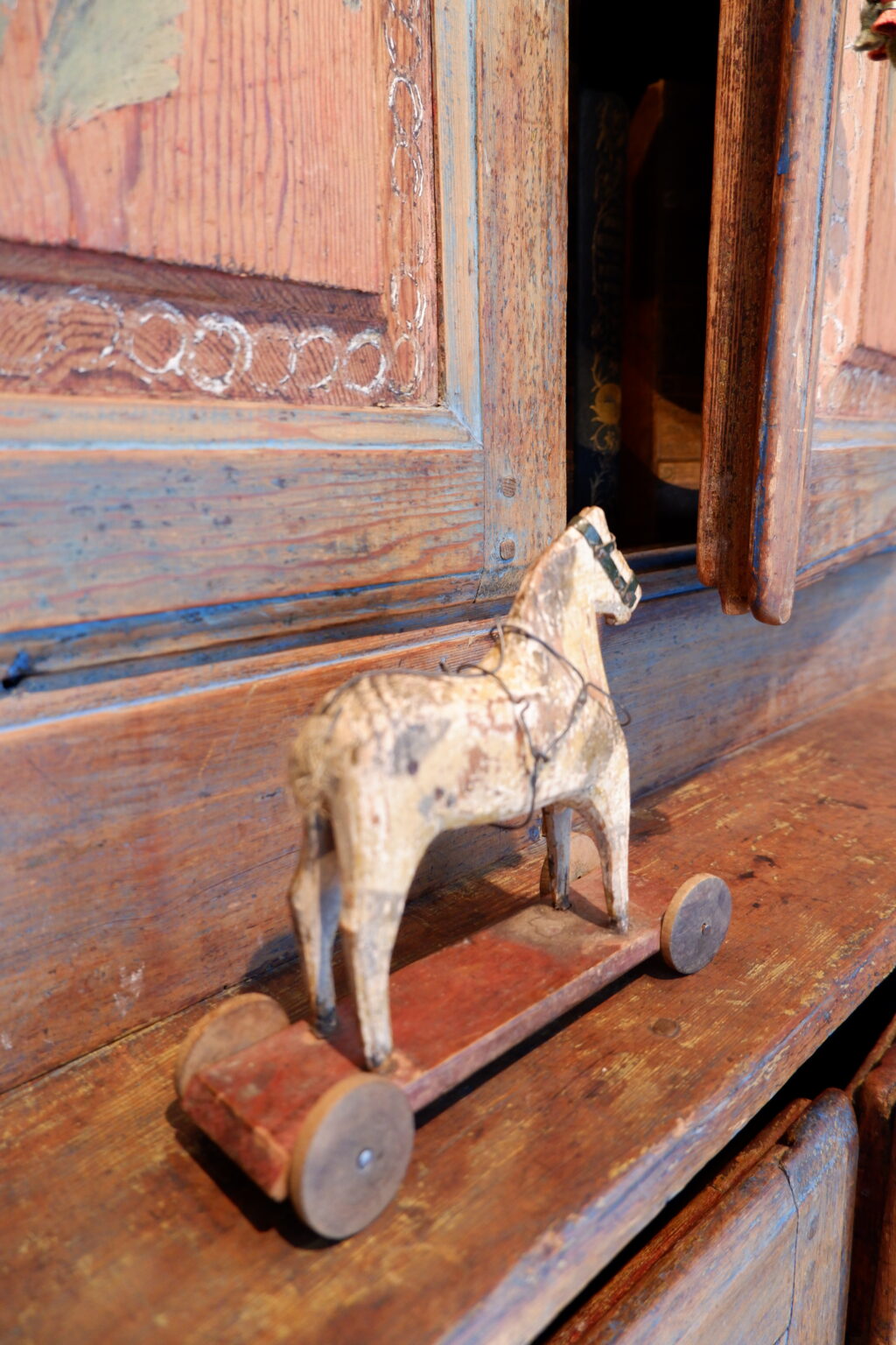 Petit cheval en bois sculpté & peint- Art populaire suédois XIXe – Image 3