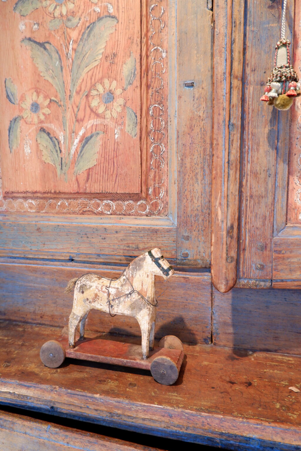Petit cheval en bois sculpté & peint- Art populaire suédois XIXe – Image 5