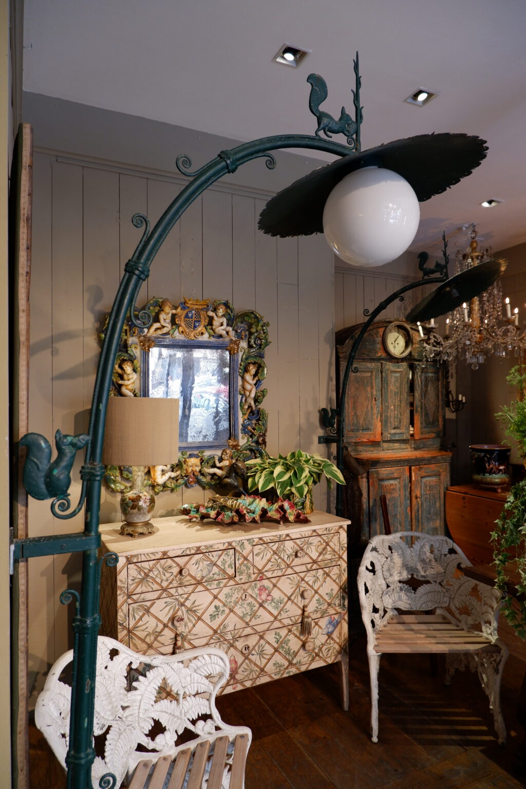 Paire de lampadaires de jardin aux "écureuils" fonte & abat-jour en tôle - verre opalin ca.1900 – Image 3