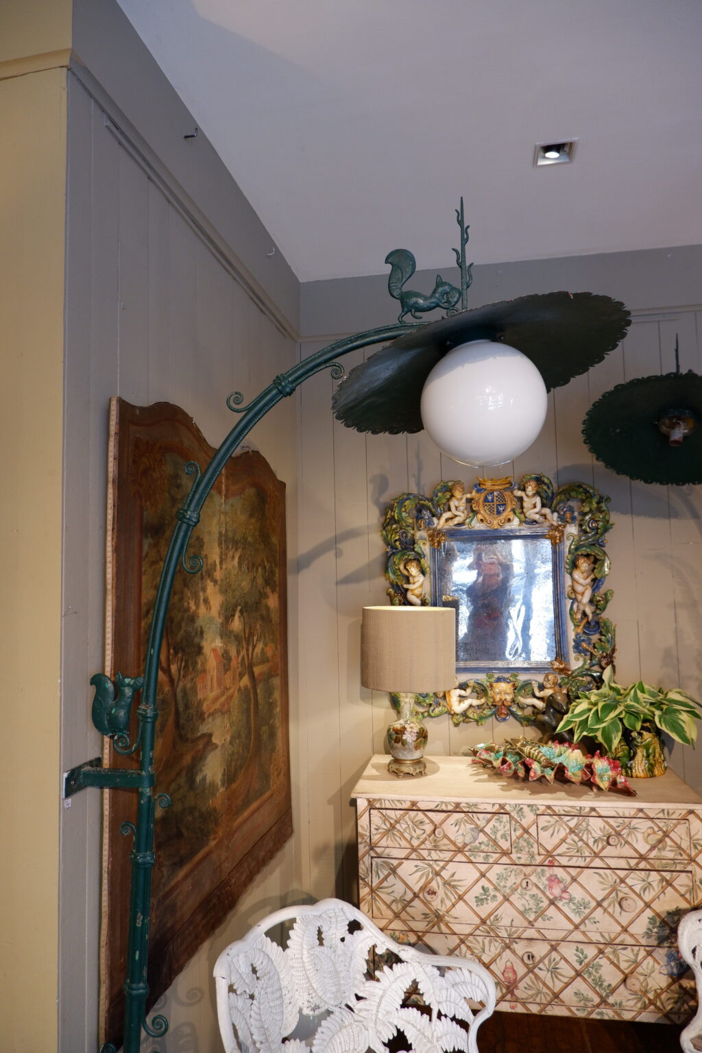 Paire de lampadaires de jardin aux "écureuils" fonte & abat-jour en tôle - verre opalin ca.1900 – Image 6
