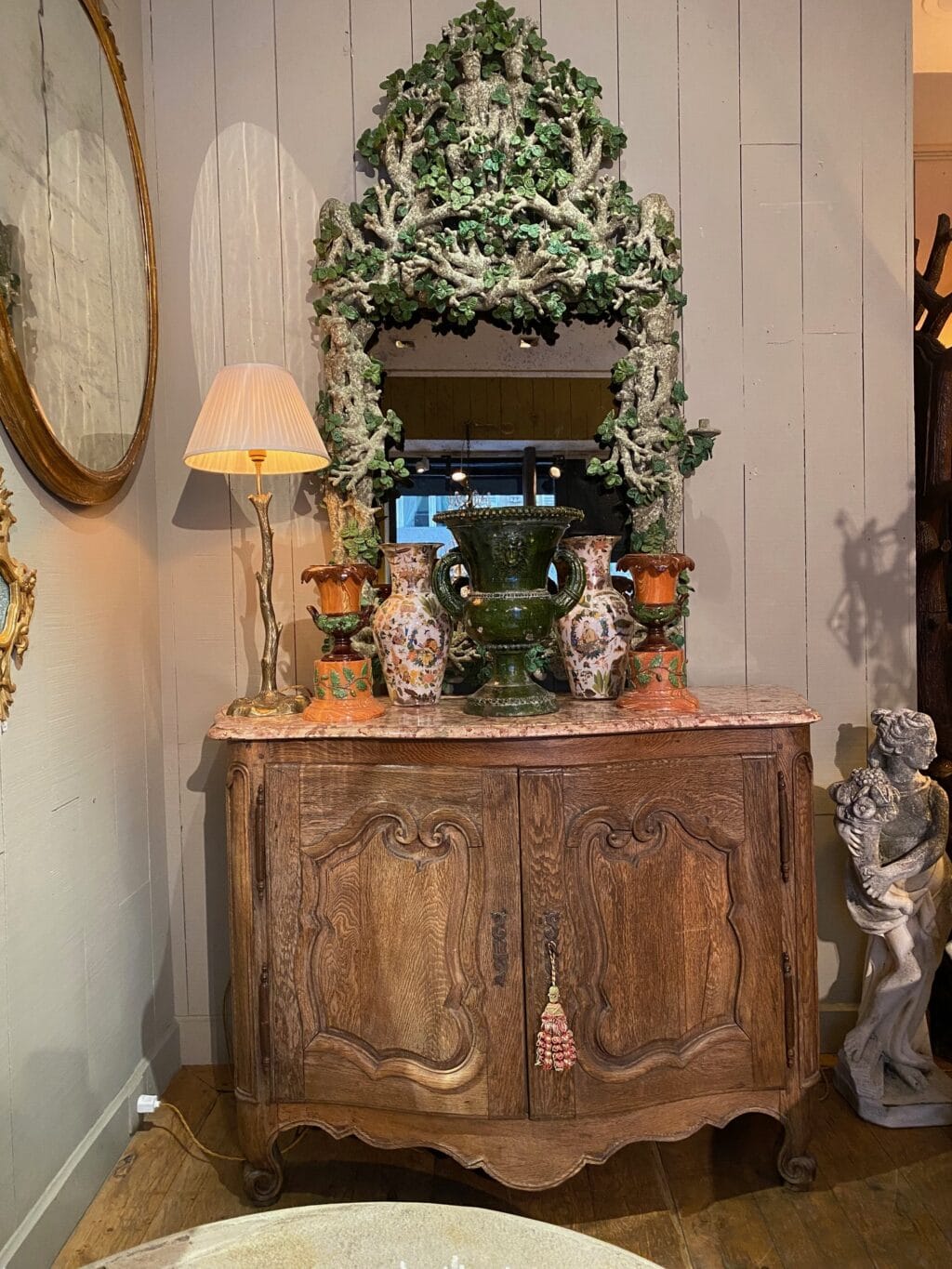 Louis XV period hunting sideboard in light oak with curved &amp; carved doors - pale red marble top ca.1700 - Image 3
