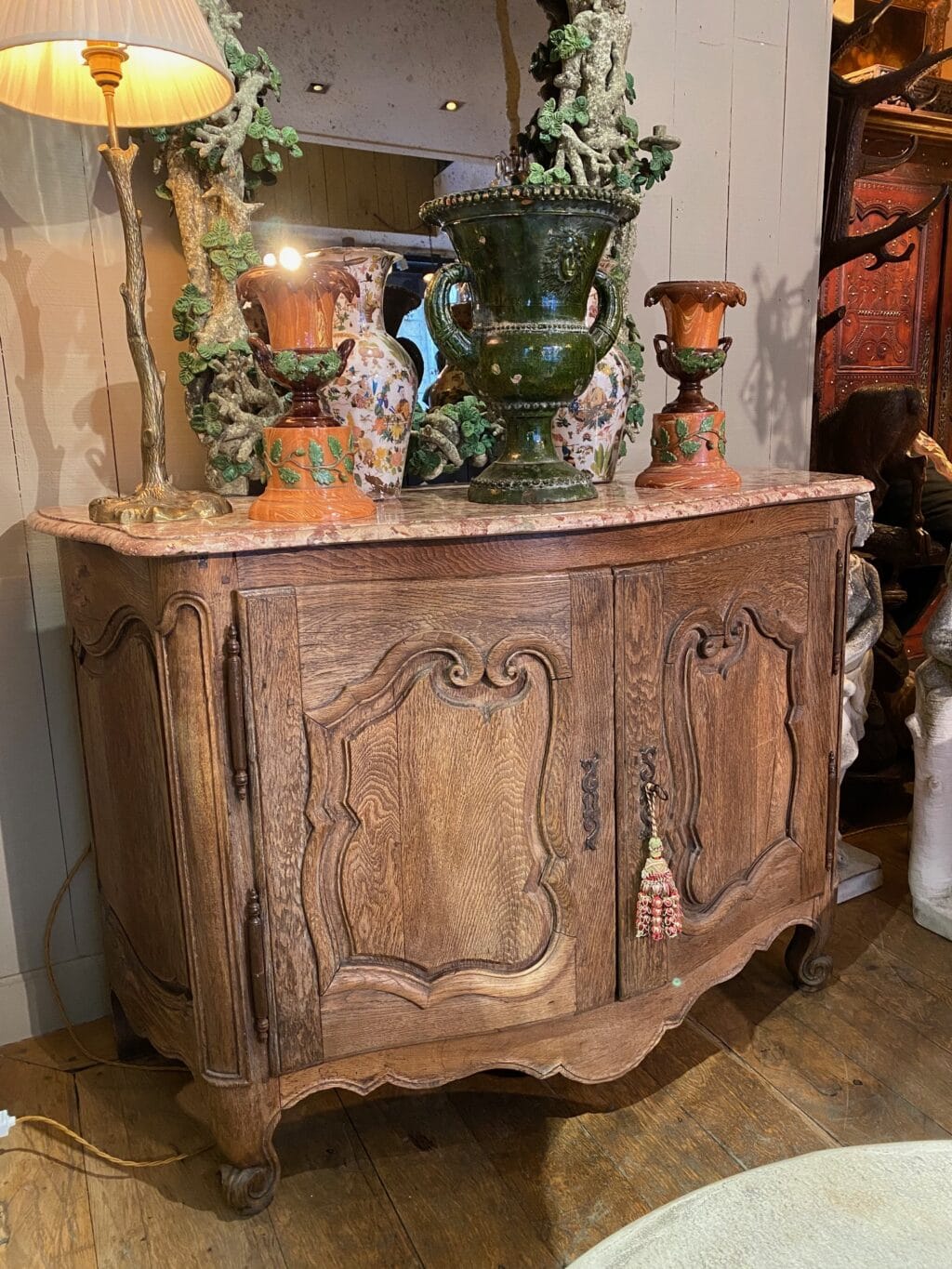 Louis XV period hunting sideboard in light oak with curved &amp; carved doors - pale red marble top ca.1700 - Image 2