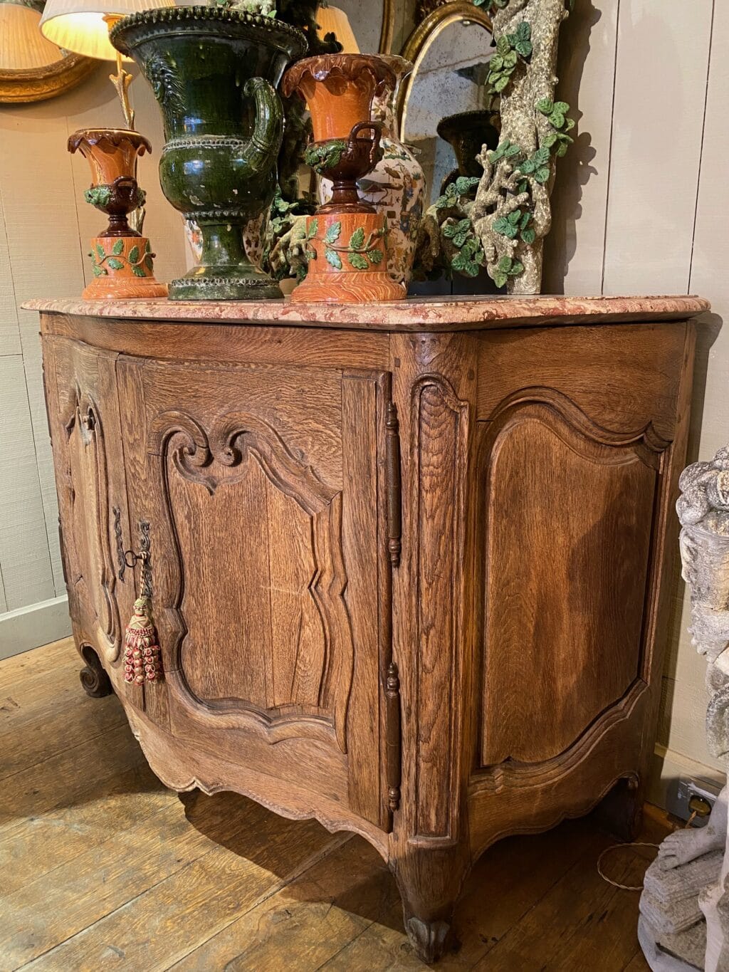 Louis XV period hunting sideboard in light oak with curved &amp; carved doors - pale red marble top ca.1700 - Image 4