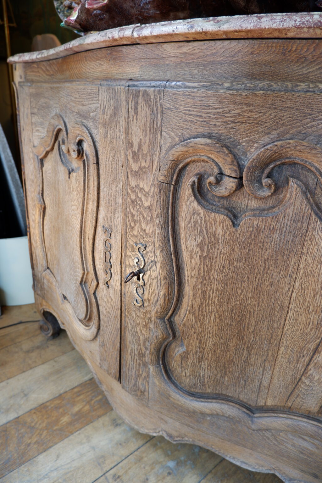 Louis XV period hunting sideboard in light oak with curved &amp; carved doors - pale red marble top ca.1700 - Image 10