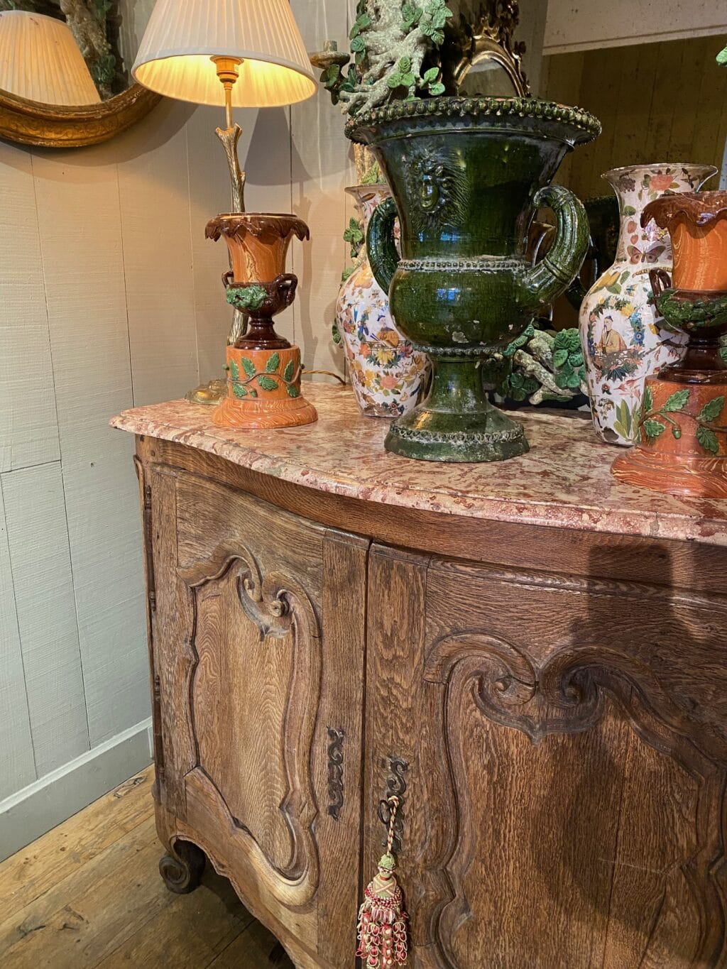 Louis XV period hunting sideboard in light oak with curved &amp; carved doors - pale red marble top ca.1700 - Image 5