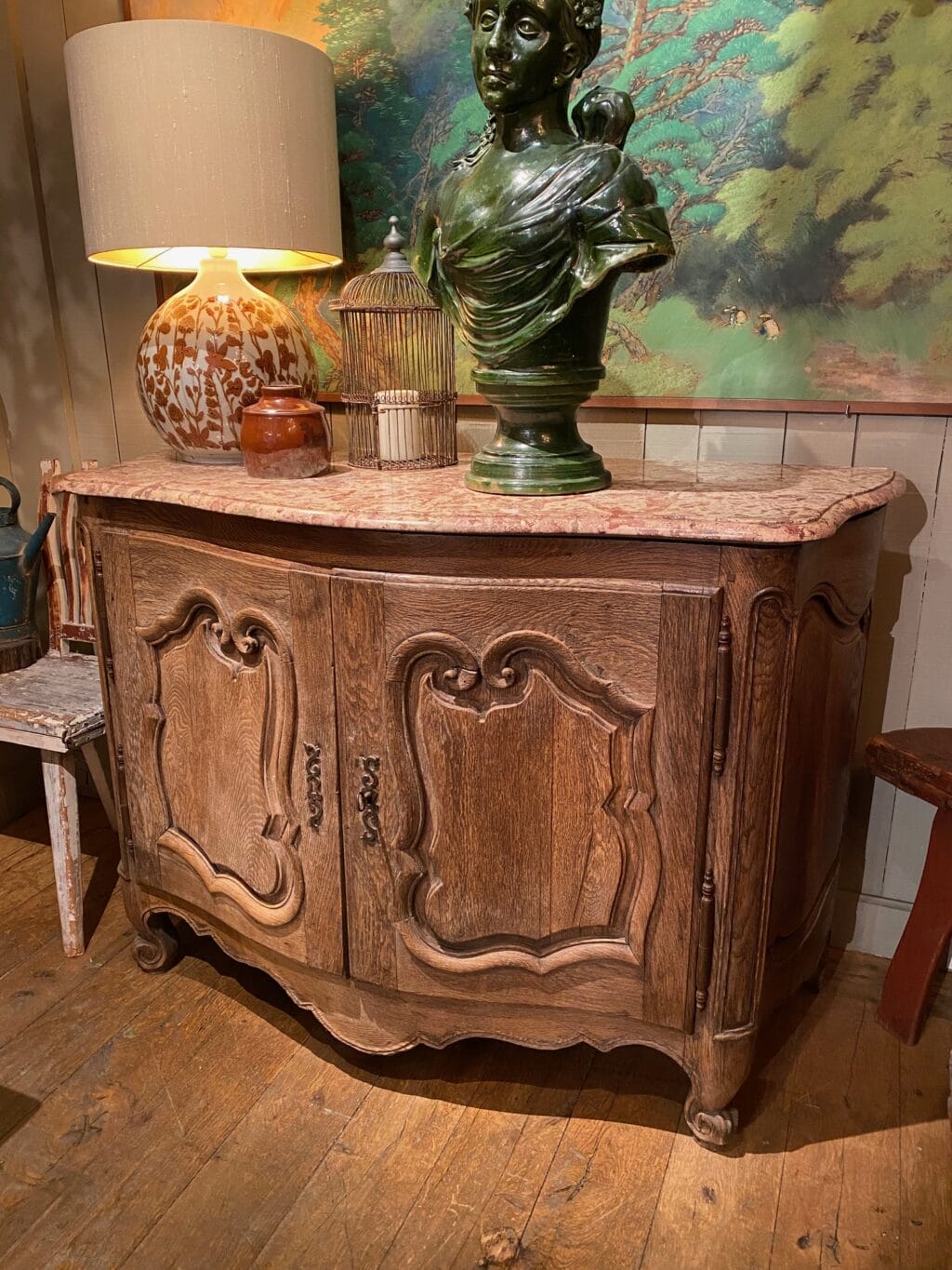Louis XV period hunting sideboard in light oak with curved &amp; carved doors - pale red marble top ca.1700 - Image 9