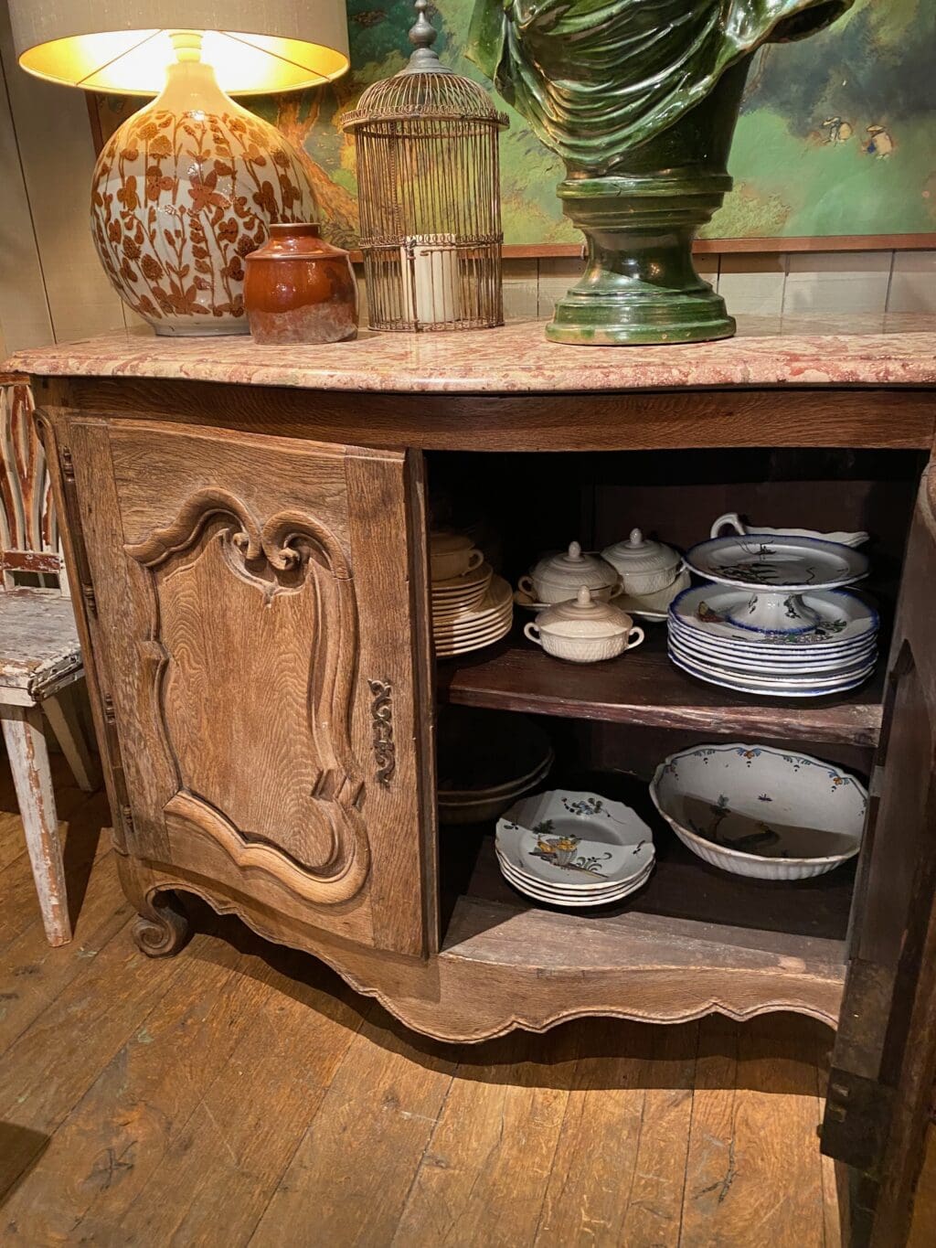 Louis XV period hunting sideboard in light oak with curved &amp; carved doors - pale red marble top ca.1700 - Image 8