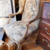 Fauteuil Régence à oreilles en bois doré recouvert d’une fine tapisserie d’époque XIXe – Image 10